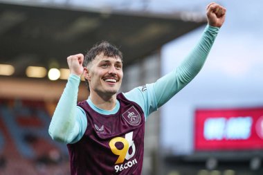 Burnley 'den Connor Roberts, Burnley, Burnley, İngiltere' de 21 Nisan 2025 'te Burnley' e karşı oynanan Gökyüzü İddia Şampiyonası maçından sonra birinci lige terfi edilişini kutluyor.