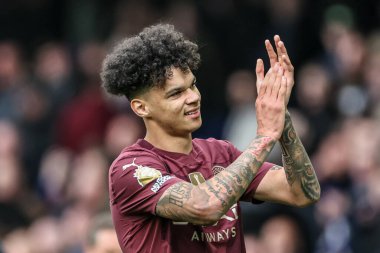 Manchester City 'den Nico O' Reilly, Premier League maçından sonra İngiltere 'nin Liverpool kenti Goodison Park' ta oynanan Everton Manchester City maçında taraftarları alkışlıyor.