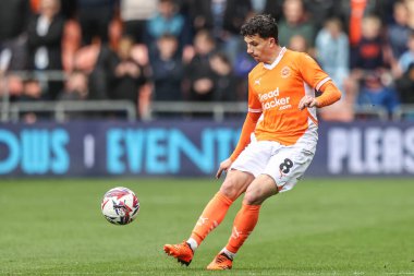 Blackpool takımından Albie Morgan, 21 Nisan 2025 'te Bloomfield Road, Blackpool' da oynanan Blackpool-Wrexham maçında pas verdi.