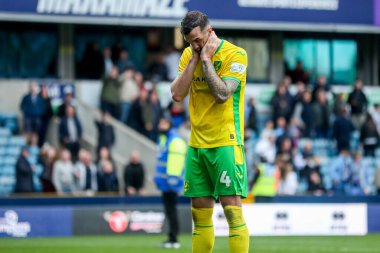 Norwich City 'den Shane Duffy, 21 Nisan 2025' te The Den, Londra 'da oynanan Sky Bet Şampiyonası maçının ardından takımların yenilgisine üzülmüş görünüyor.