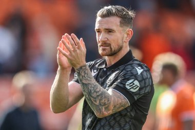 Wrexham 'dan Jack Marriott, 21 Nisan 2025' te Bloomfield Road, Blackpool 'da oynanan 1. Blackpool-Wrexham maçında taraftarları alkışlıyor.