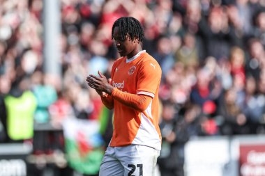 Blackpool 'dan Niall Ennis, 21 Nisan 2025' te Bloomfield Road, Blackpool 'da oynanan 1. Blackpool-Wrexham maçı sırasındaki son ıslık çaldıktan sonra taraftarları alkışlıyor.