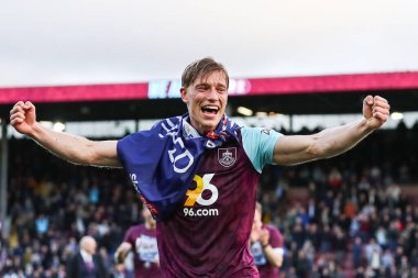 Burnley 'den Zian Flemming, 21 Nisan 2025' te Burnley-Sheffield United maçından sonra birinci lige terfi edilişini kutluyor.