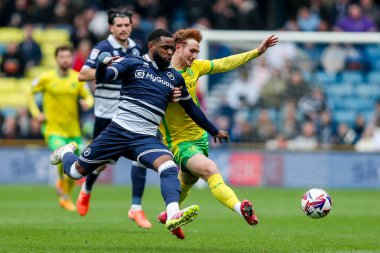Millwall 'dan Japhet Tanganga, 21 Nisan 2025' te The Den, Londra, Birleşik Krallık 'ta oynanan Sky Bet Şampiyonası karşılaşmasında Norwich City' den Josh Sargent ile top için mücadele ediyor.