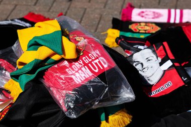 Premier Lig karşılaşması öncesinde, Manchester United ile Wolverhampton Wanderers arasında 20 Nisan 2025 'te Old Trafford, Manchester, Birleşik Krallık' ta satılık eşyalar.