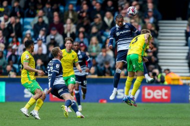 Millwall 'dan Femi Azeez 21 Nisan 2025' te Londra, The Den 'de Millwall' a karşı Norwich City 'de oynanan Gökyüzü İddia Şampiyonası maçında topa liderlik ediyor.