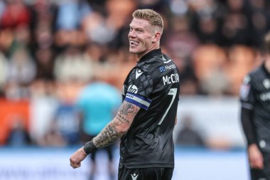 Wrexham 'dan James McClean, 21 Nisan 2025' te Bloomfield Road, Blackpool 'da oynanan Blackpool-Wrexham maçında Blackpool taraftarlarına gülümsüyor.