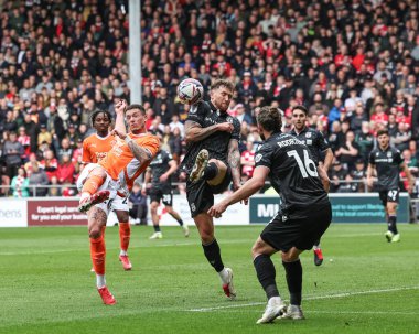 Blackpool 'dan Oliver Casey, 21 Nisan 2025' te Bloomfield Road, Blackpool, İngiltere 'de oynanan Blackpool-Wrexham maçında gol atıyordu.