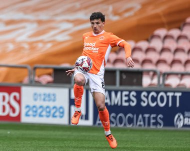 Blackpool 'dan Albie Morgan 21 Nisan 2025' te Bloomfield Road, Blackpool 'da oynanan Blackpool-Wrexham maçında topu kontrol ediyor.