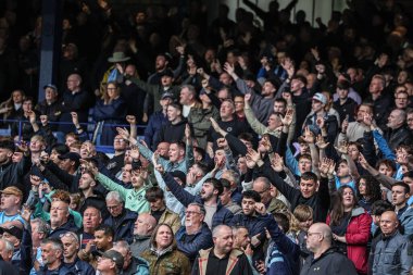 19 Nisan 2025 'te İngiltere, Liverpool' daki Goodison Park 'ta oynanan Premier League maçı sırasında şehir taraftarları Everton ve Manchester City maçında şarkı söylemekte.