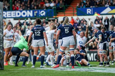 İngiltere 'den Marlie Packer, İngiltere' nin Mattioli Woods Welford Road Stadyumu, Leicester, Birleşik Krallık, 19 Nisan 2025 'te oynanan 2025 Guinness Kadınlar 6 Milletler Maçı' nda 12-0 yenmeye çalışıyor.