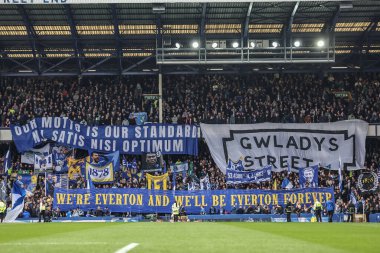 Taraftarlar, Premier Lig karşılaşması öncesinde İngiltere 'nin Liverpool kenti Goodison Park' ta Everton 'a karşı Manchester City maçında bayrakları havada tutuyor.