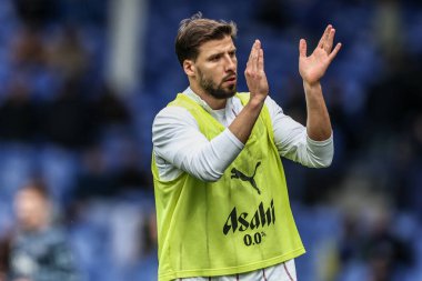 Manchester City 'den Rben Dias, 19 Nisan 2025' te İngiltere 'nin Liverpool kenti Goodison Park' ta oynanan Premier League maçında taraftarları alkışlıyor.