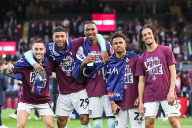Burnley oyuncuları, Burnley ile Sheffield United arasındaki 21 Nisan 2025 'te oynanan Gökyüzü İddia Şampiyonası maçından sonra İngiltere' nin Burnley şehrinde ilk lige geri dönmelerini kutluyorlar.