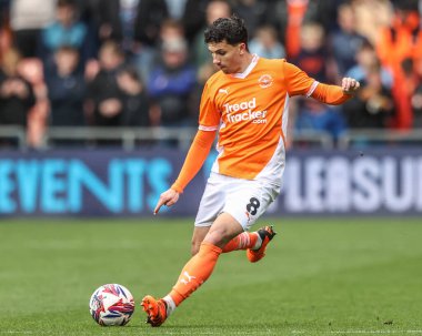 Blackpool takımından Albie Morgan, 21 Nisan 2025 'te Bloomfield Road, Blackpool' da oynanan Blackpool-Wrexham maçında pas verdi.