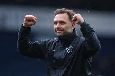 Derby County teknik direktörü John Eustace, 21 Nisan 2025 'te İngiltere' nin başkenti West Bromwich Derby County 'de oynanan West Bromwich Albion - Derby Şampiyonası maçında takımının kazanmasını kutluyor.