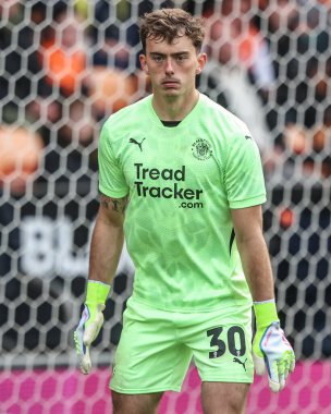 Blackpool takımından Harry Tyrer 21 Nisan 2025 'te Bloomfield Road, Blackpool' da Blackpool-Wrexham maçında