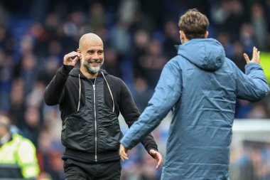 Manchester City 'nin Pep Guardiola teknik direktörü ve Manchester City' den James McAtee Premier League maçından sonra Everton Manchester City ile Goodison Park, Liverpool, İngiltere, 19 Nisan 2025