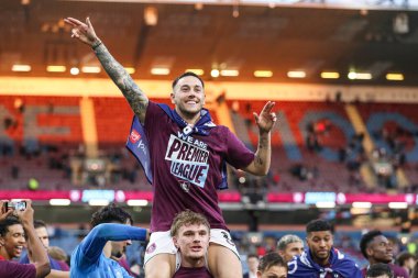 Burnley 'den Josh Brownhill, 21 Nisan 2025' te Burnley - Sheffield United 'ın Turf Moor, Burnley, Birleşik Krallık' ta oynadığı Sky Bet Şampiyonası maçından sonra ilk lige terfi edilişini kutluyor.