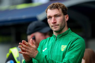 Norwich City 'den Jack Stacey, 21 Nisan 2025' te Londra 'daki The Den' de Millwall Norwich City maçından önce tünelden çıkıyor.