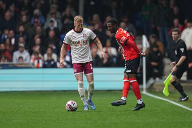 Luton Town 'dan Isaiah Jones, 21 Nisan 2025' te İngiltere 'nin başkenti Luton City' de oynanan Luton Town - Bristol City maçında pas veriyor.