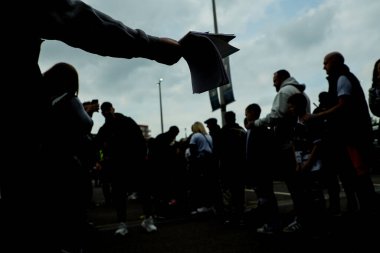 Taraftarlar, 21 Nisan 2025 'te The Den, Londra, İngiltere' de oynanan Millwall-Norwich City maçından önce oyuncu gelmesini bekliyorlar.