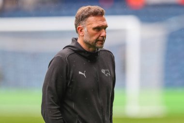 Derby County 'nin John Eustace teknik direktörü, 21 Nisan 2025' te İngiltere, West Bromwich-Derby County 'deki West Bromwich-Derby maçı öncesinde geldi.