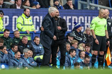 Everton ve Pep Guardiola 'nın menajeri David Moyes Premier Lig maçından sonra Everton Manchester City ile Goodison Park, Liverpool, İngiltere, 19 Nisan 2025' de oynanan maçta el sıkıştı.