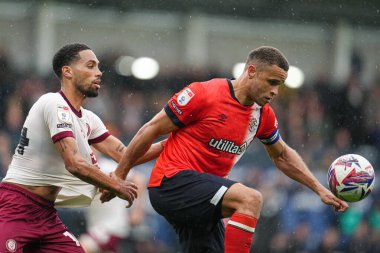 Luton Town 'dan Carlton Morris, Bristol City' den Zak Vyner 'ı 21 Nisan 2025' te Kenilworth Road, Luton, İngiltere 'de Luton Town' a karşı Bristol City 'de oynanan Gökyüzü İddia Şampiyonası maçında top dışı bıraktı.