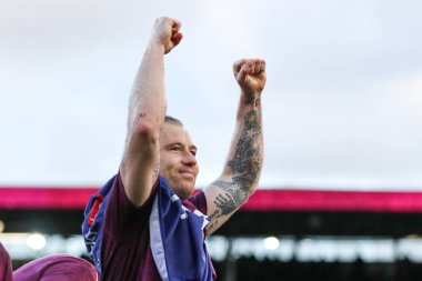 Burnley 'den Ashley Barnes, 21 Nisan 2025' te Burnley 'e karşı Sheffield United' ın Turf Moor, Burnley 'de oynadığı Gökyüzü İddia Şampiyonası maçından sonra birinci lige terfi edilişini kutluyor.