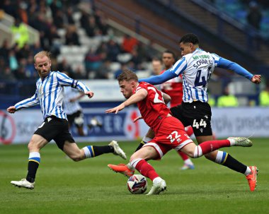 Sheffield 'li Shea Charles Çarşamba günü Middlesbrough Futbol Kulübü' nden Tommy Conway 'e, 21 Nisan 2025' te Sheffield Çarşamba günü Hillsborough, Sheffield, İngiltere 'de Middlesbrough maçında baskı yapıyor.