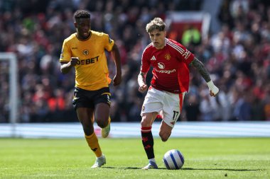 Manchester United takımından Alejandro Garnacho, Manchester United ile Wolverhampton Wanderers maçında 20 Nisan 2025 'te Old Trafford, Manchester, İngiltere' de top ile ilerliyor.