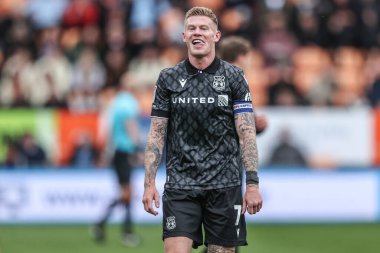 Wrexham 'dan James McClean, 21 Nisan 2025' te Bloomfield Road, Blackpool 'da oynanan Blackpool-Wrexham maçında Blackpool taraftarlarına gülümsüyor.