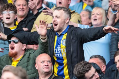 Leeds taraftarı, 21 Nisan 2025 'te Leeds Road, Leeds, İngiltere' de Leeds United ile Stoke City arasındaki Sky Bet Şampiyonası maçını tam zamanlı olarak kutluyor.