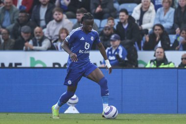 Leicester City 'den Stephy Mavididi, 20 Nisan 2025' te King Power Stadyumu 'nda Leicester City ile Liverpool arasındaki Premier League maçında topu ileri taşıyor.