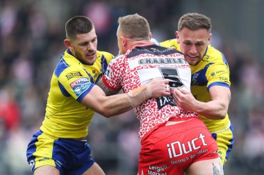 Warrington Wolves 'tan Danny Walker ve Warrington Wolves' tan Ben Currie, Leigh Leopards 'dan Josh Charley ile 19 Nisan 2025' te Leigh Spor Köyü 'nde oynanan Leigh Leopards - Warrington Wolves maçında karşılaştılar.