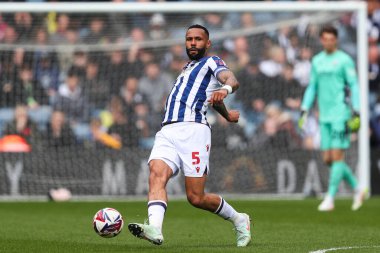 West Bromwich Albion takımından Kyle Bartley 21 Nisan 2025 'te İngiltere' nin başkenti West Bromwich 'te oynanan West Bromwich Albion - Derby County maçında pas attı.