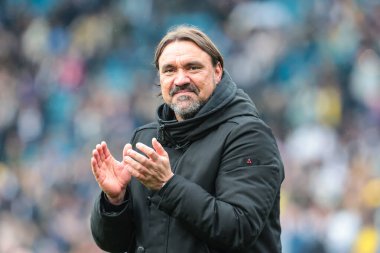 Daniel Farke Leeds United Manager, 21 Nisan 2025, Elland Road, Leeds, İngiltere 'de Leeds United ile Stoke City arasındaki Sky Bet Şampiyonası' ndaki son düdük sesinden sonra taraftarları alkışlıyor.