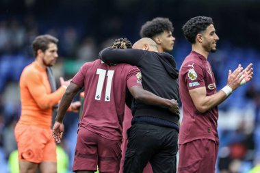 Manchester City 'nin Pep Guardiola teknik direktörü ve Manchester City' den Jrmy Doku Premier League maçından sonra Goodison Park, Liverpool 'da Everton-Manchester City maçı sırasında 19 Nisan 2025' de konuştular.