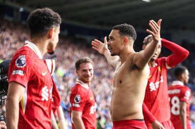 Liverpool 'dan Trent Alexander-Arnold, 20 Nisan 2025' te King Power Stadyumu 'nda Leicester City ile Liverpool arasındaki Premier League maçında 0-1 kazanma hedefini kutluyor.