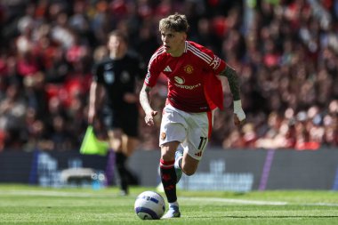 Manchester United takımından Alejandro Garnacho, Manchester United ile Wolverhampton Wanderers maçında 20 Nisan 2025 'te Old Trafford, Manchester, İngiltere' de top ile ilerliyor.