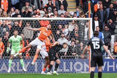 Blackpool 'dan Elkan Baggott, 21 Nisan 2025' te Bloomfield Road, Blackpool 'da oynanan 1. Blackpool-Wrexham maçında savunma alanının dışına çıkıyor.
