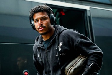 Norwich City 'den Onel Hernandez, 21 Nisan 2025' te The Den, Londra 'daki Millwall-Norwich City maçından önce The Den' e vardı.