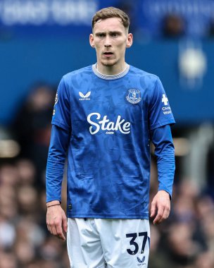 Everton 'dan James Garner Premier League maçı sırasında Everton Manchester City' ye karşı Goodison Park, Liverpool, İngiltere, 19 Nisan 2025