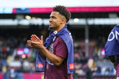 Burnley 'den Marcus Edwards, Burnley, Burnley, İngiltere' de 21 Nisan 2025 'te Burnley' e karşı oynanan Gökyüzü İddia Şampiyonası maçından sonra birinci lige terfi edilişini kutluyor.