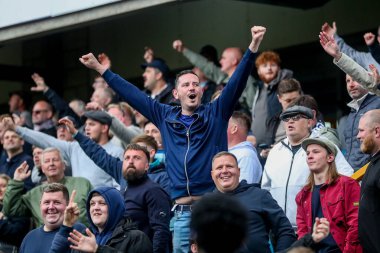 Millwall taraftarları, 21 Nisan 2025 'te Londra' nın The Den kentinde oynanan Sky Bet Şampiyonası maçında takımının üçüncü golünü kutluyor.