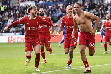 Liverpool 'dan Trent Alexander-Arnold, 20 Nisan 2025' te King Power Stadyumu 'nda Leicester City ile Liverpool arasındaki Premier League maçında 0-1 kazanma hedefini kutluyor.