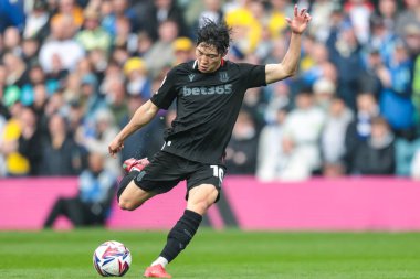 Stoke City 'den Bae Jun-Ho, 21 Nisan 2025' te Leeds United 'ın Stoke City' ye karşı oynadığı Sky Bet Şampiyonası maçında kalede şut çekiyor.