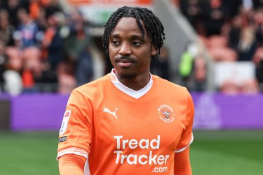 Blackpool takımından Niall Ennis 21 Nisan 2025 'te Bloomfield Road, Blackpool' da Blackpool - Wrexham maçında