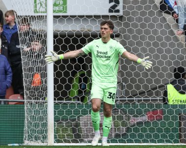 Blackpool 'dan Harry Tyrer, 21 Nisan 2025' te Bloomfield Road, Blackpool 'da oynanan Blackpool vs Wrexham maçında tepki gösterdi.
